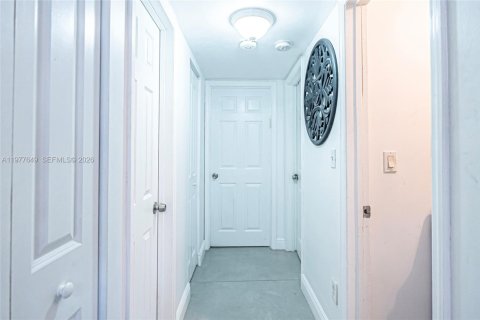 Condo in Hollywood, Florida, 2 bedrooms  № 2041983 - photo 8