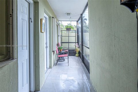 Condo in Hollywood, Florida, 2 bedrooms  № 2041983 - photo 4