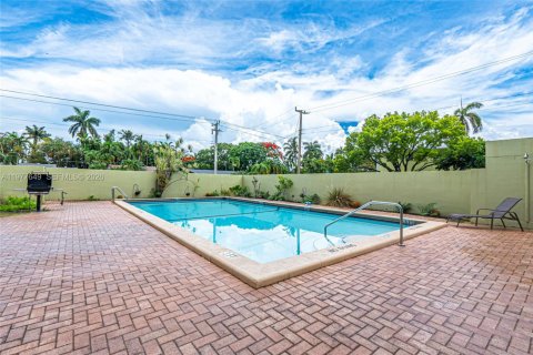 Condo in Hollywood, Florida, 2 bedrooms  № 2041983 - photo 3