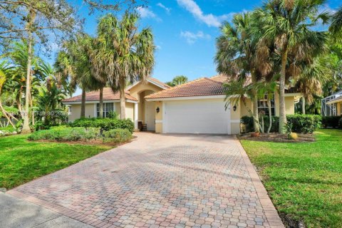 House in Jupiter, Florida 4 bedrooms, 217.39 sq.m. № 2027289