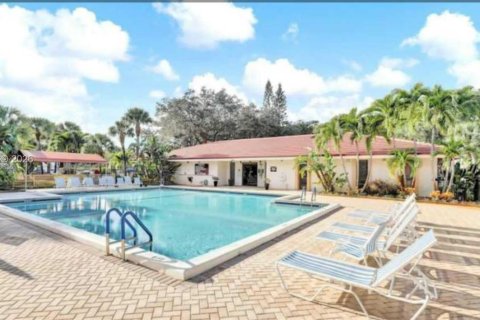 Condo in Lauderhill, Florida, 2 bedrooms  № 2010611 - photo 2