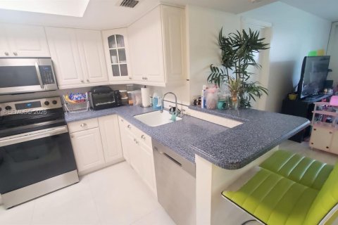 Condo in Lauderhill, Florida, 2 bedrooms  № 2010611 - photo 3