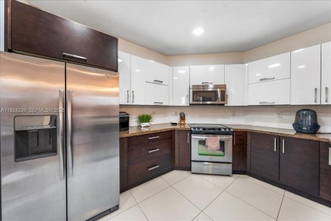 Casa en venta en Miami, Florida, 5 dormitorios, 279.64 m2 № 1982894 - foto 22