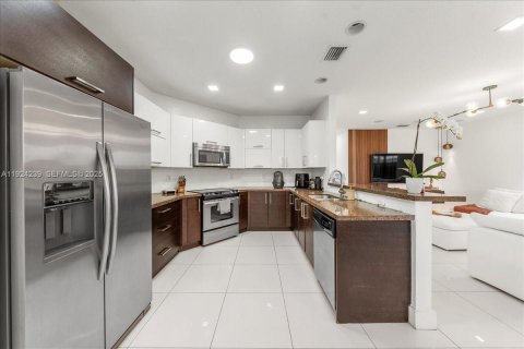 Casa en venta en Miami, Florida, 5 dormitorios, 279.64 m2 № 1982894 - foto 21