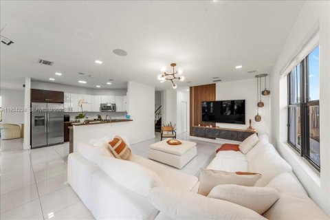 Casa en venta en Miami, Florida, 5 dormitorios, 279.64 m2 № 1982894 - foto 18