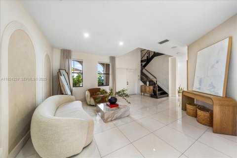 Casa en venta en Miami, Florida, 5 dormitorios, 279.64 m2 № 1982894 - foto 10
