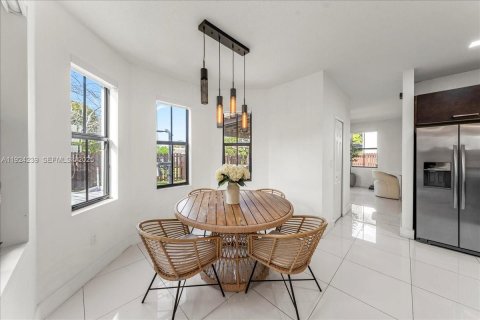 Casa en venta en Miami, Florida, 5 dormitorios, 279.64 m2 № 1982894 - foto 20