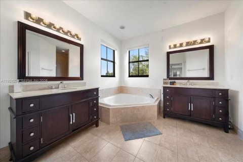 Casa en venta en Miami, Florida, 5 dormitorios, 279.64 m2 № 1982894 - foto 27