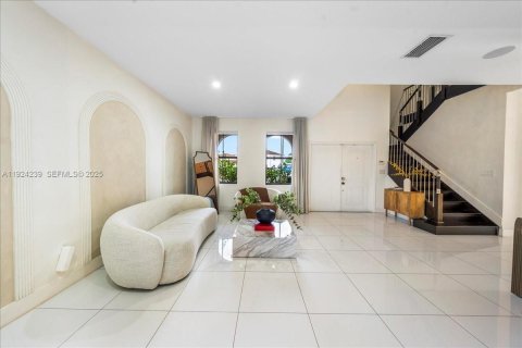 Casa en venta en Miami, Florida, 5 dormitorios, 279.64 m2 № 1982894 - foto 12