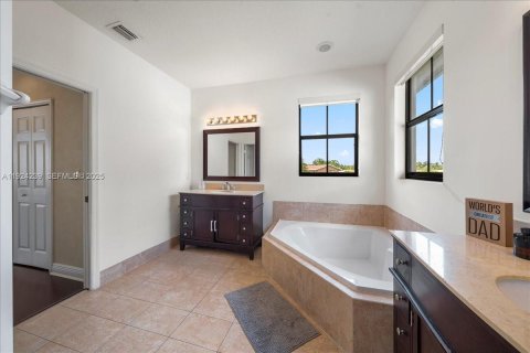Casa en venta en Miami, Florida, 5 dormitorios, 279.64 m2 № 1982894 - foto 29