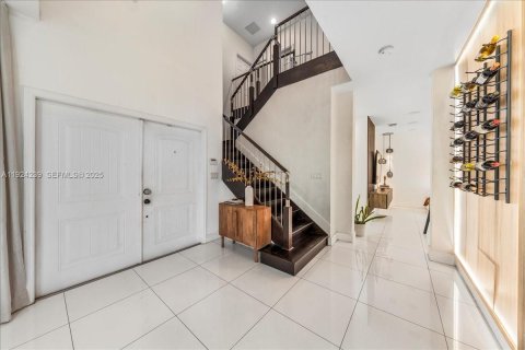 Casa en venta en Miami, Florida, 5 dormitorios, 279.64 m2 № 1982894 - foto 7