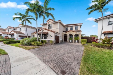 Casa en venta en Miami, Florida, 5 dormitorios, 279.64 m2 № 1982894 - foto 1