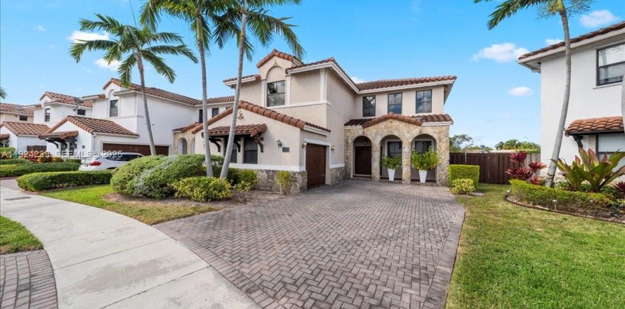 Casa en Miami, Florida 5 dormitorios, 279.64 m2 № 1982894