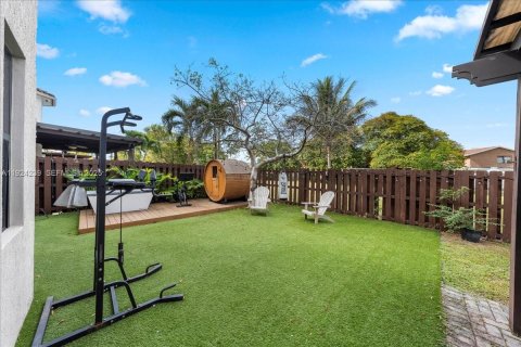 Casa en venta en Miami, Florida, 5 dormitorios, 279.64 m2 № 1982894 - foto 5