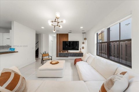 Casa en venta en Miami, Florida, 5 dormitorios, 279.64 m2 № 1982894 - foto 17