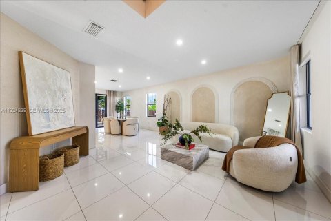 Casa en venta en Miami, Florida, 5 dormitorios, 279.64 m2 № 1982894 - foto 9