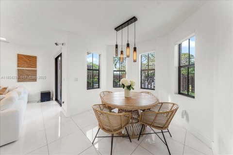 Casa en venta en Miami, Florida, 5 dormitorios, 279.64 m2 № 1982894 - foto 19