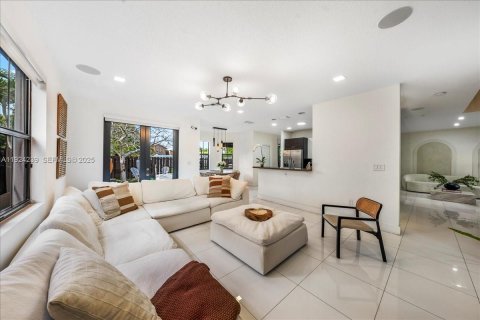 Casa en venta en Miami, Florida, 5 dormitorios, 279.64 m2 № 1982894 - foto 16
