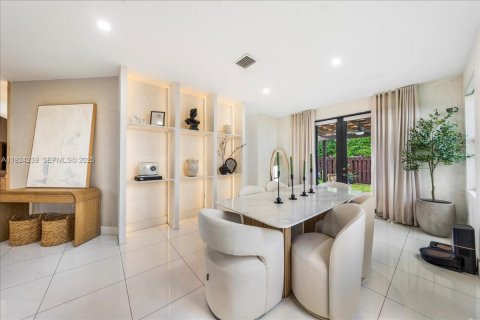 Casa en venta en Miami, Florida, 5 dormitorios, 279.64 m2 № 1982894 - foto 13