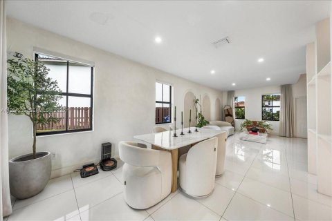 Casa en venta en Miami, Florida, 5 dormitorios, 279.64 m2 № 1982894 - foto 15