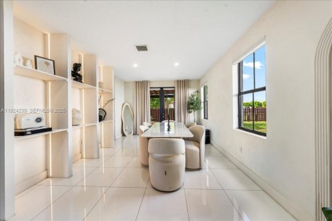 Casa en venta en Miami, Florida, 5 dormitorios, 279.64 m2 № 1982894 - foto 14