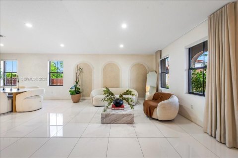 Casa en venta en Miami, Florida, 5 dormitorios, 279.64 m2 № 1982894 - foto 11