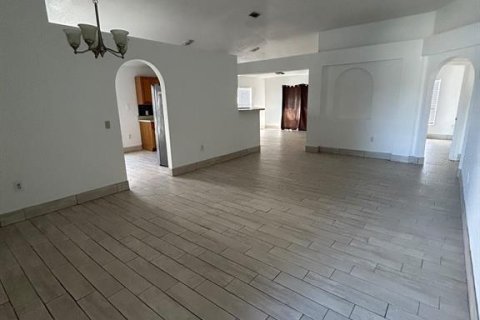 Villa ou maison à louer à Winter Haven, Floride: 4 chambres, 172.33 m2 № 2416655 - photo 2