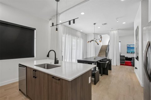 Villa ou maison à vendre à Tampa, Floride: 4 chambres, 213.95 m2 № 2223456 - photo 8
