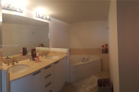 Condo in Sunny Isles Beach, Florida, 3 bedrooms  № 2013977 - photo 9