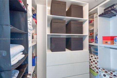 Снять в аренду кондоминиум в Майами, Флорида 2 спальни, 112.6м2, № 1929581 - фото 11