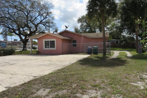 House in Miami, Florida 3 bedrooms, 144.18 sq.m. № 2031683 - photo 5