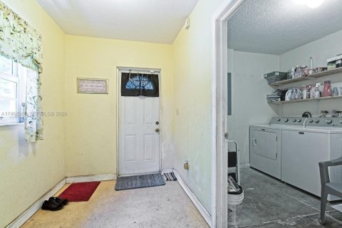 House in Miami, Florida 3 bedrooms, 144.18 sq.m. № 2031683 - photo 12