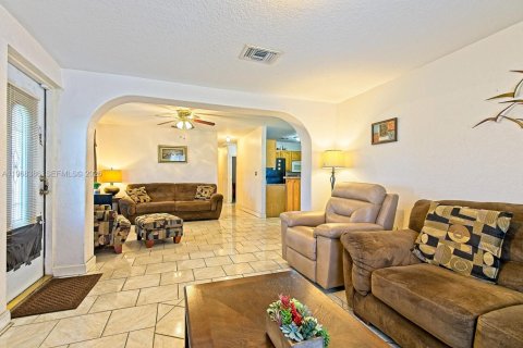 House in Miami, Florida 3 bedrooms, 144.18 sq.m. № 2031683 - photo 8