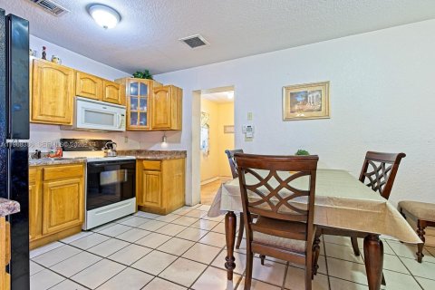House in Miami, Florida 3 bedrooms, 144.18 sq.m. № 2031683 - photo 9