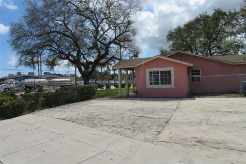 House in Miami, Florida 3 bedrooms, 144.18 sq.m. № 2031683 - photo 4