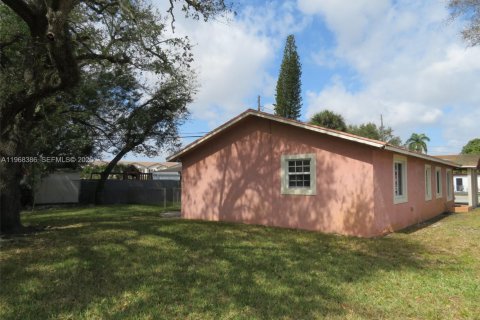 House in Miami, Florida 3 bedrooms, 144.18 sq.m. № 2031683 - photo 3