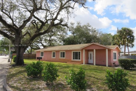 House in Miami, Florida 3 bedrooms, 144.18 sq.m. № 2031683 - photo 1