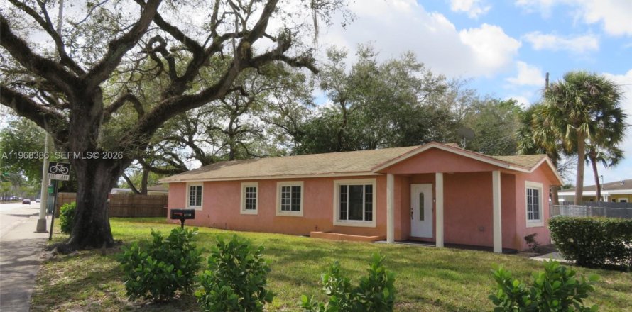 House in Miami, Florida 3 bedrooms, 144.18 sq.m. № 2031683