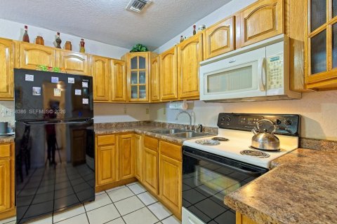 House in Miami, Florida 3 bedrooms, 144.18 sq.m. № 2031683 - photo 11