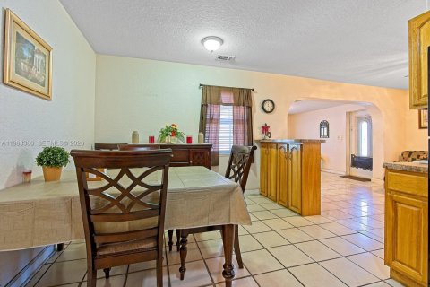 House in Miami, Florida 3 bedrooms, 144.18 sq.m. № 2031683 - photo 10