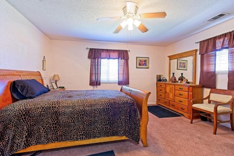 House in Miami, Florida 3 bedrooms, 144.18 sq.m. № 2031683 - photo 14