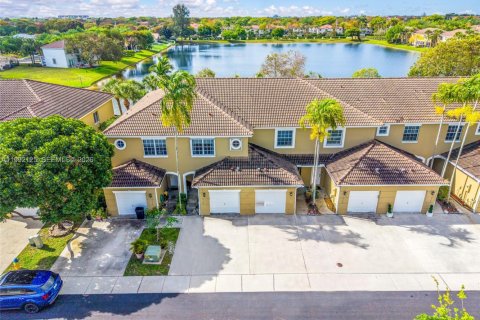 Таунхаус в Пемброк-Пайнс, Флорида 3 спальни, 132.66м2 № 2055729