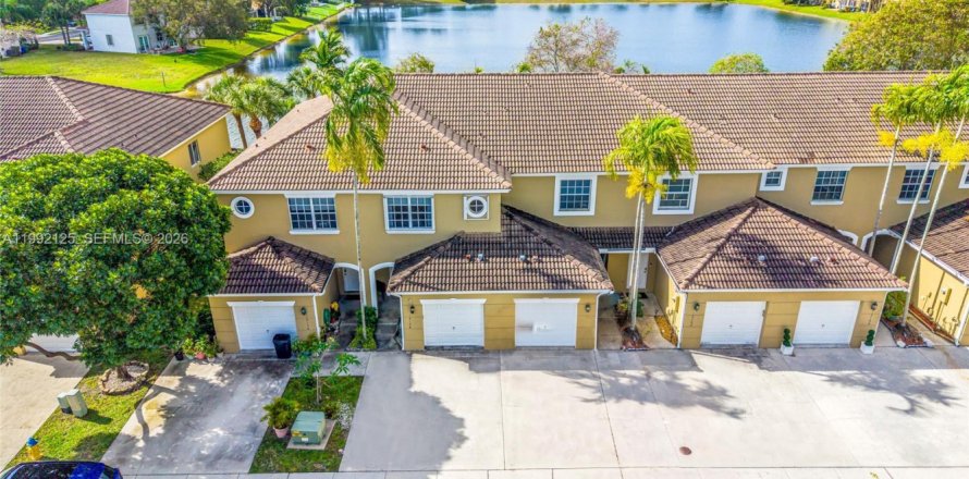 Таунхаус в Пемброк-Пайнс, Флорида 3 спальни, 132.66м2 № 2055729