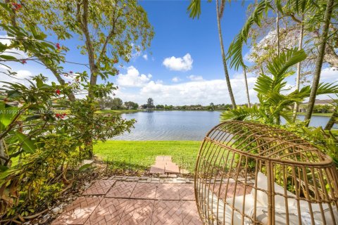 Купить таунхаус в Пемброк-Пайнс, Флорида 3 спальни, 132.66м2, № 2055729 - фото 28