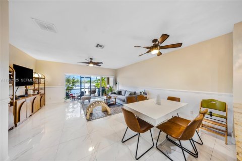 Купить таунхаус в Пемброк-Пайнс, Флорида 3 спальни, 132.66м2, № 2055729 - фото 4