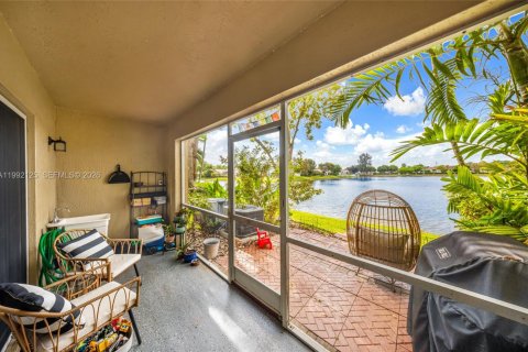 Купить таунхаус в Пемброк-Пайнс, Флорида 3 спальни, 132.66м2, № 2055729 - фото 27