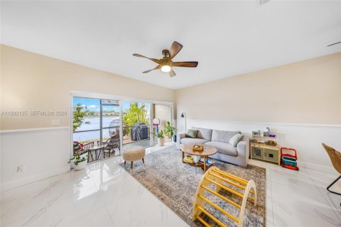 Купить таунхаус в Пемброк-Пайнс, Флорида 3 спальни, 132.66м2, № 2055729 - фото 5