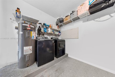 Купить таунхаус в Пемброк-Пайнс, Флорида 3 спальни, 132.66м2, № 2055729 - фото 24