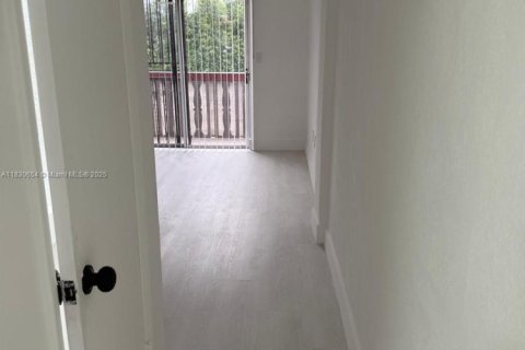Condo in Hialeah, Florida, 2 bedrooms  № 1806222 - photo 8