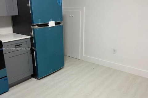 Condo in Hialeah, Florida, 2 bedrooms  № 1806222 - photo 10